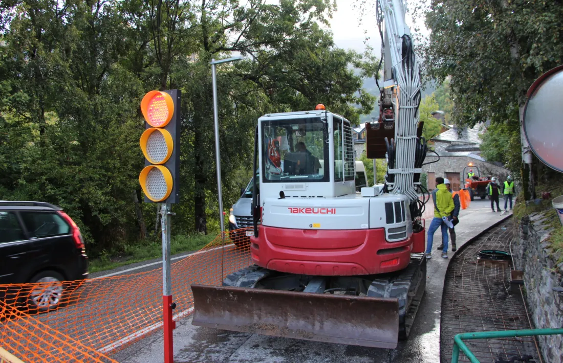 La reixa col·locada en el nou tram de voravia que es protegirà amb les baranes de fusta.
