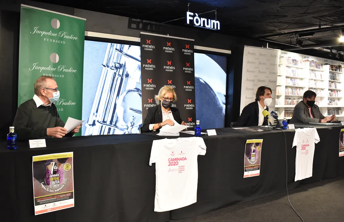 Ramon Oliva, patró de la Fundació Jacqueline Pradère; Cristina Urbiola, vicepresidenta de la fundació; Àngel Alonso, director de màrqueting i digitalització de Pyrénées i el president d'Assandca, Josep Saravia, en la presentació de la caminada.