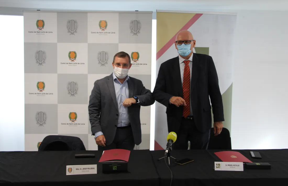 El cònsol major de Sant Julià de Lòria, Josep Majoral, i el rector de la Universitat d'Andorra, Miquel Nicolau, durant la presentació del conveni.