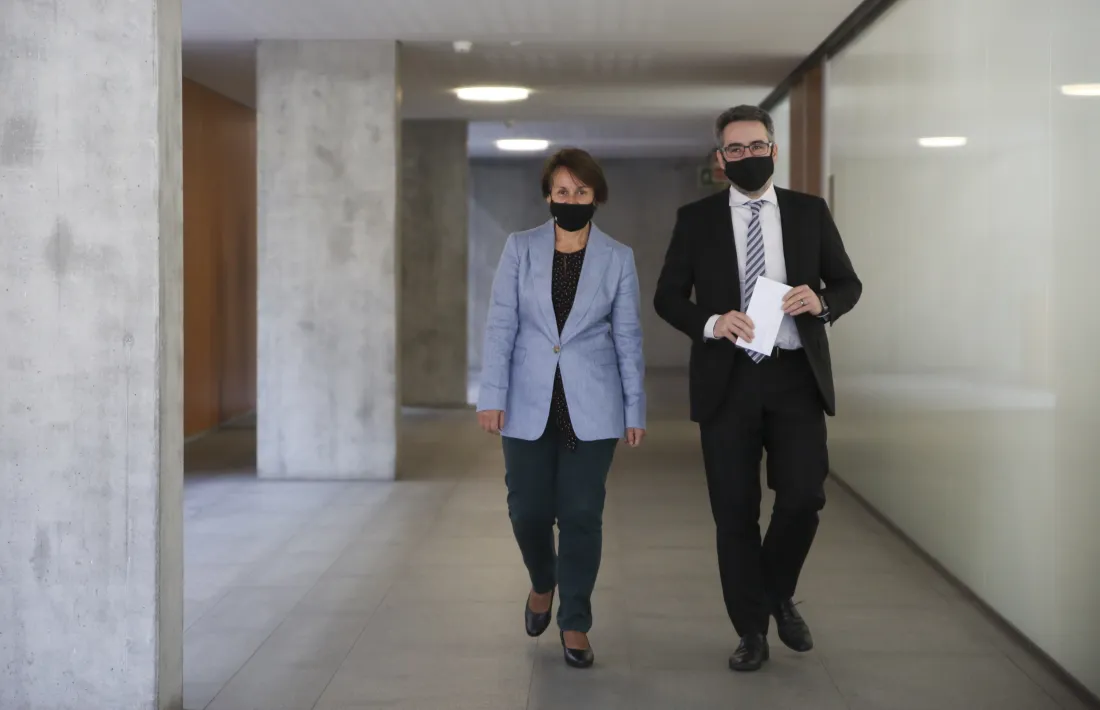 El ministre de Finances, Eric Jover, va lliurar ahir el projecte de pressupost per al 2021 a la síndica general, Roser Suñé.