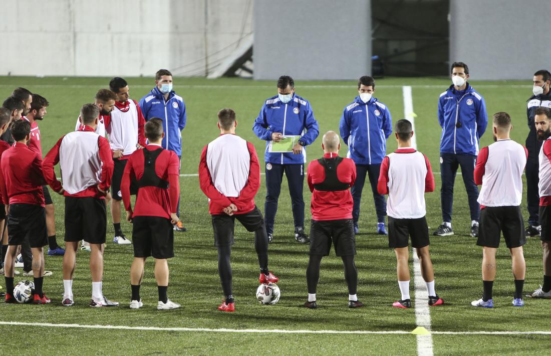  Koldo dona indicacions als jugadors de la selecció en l’entrenament d’ahir. Foto: Facundo Santana