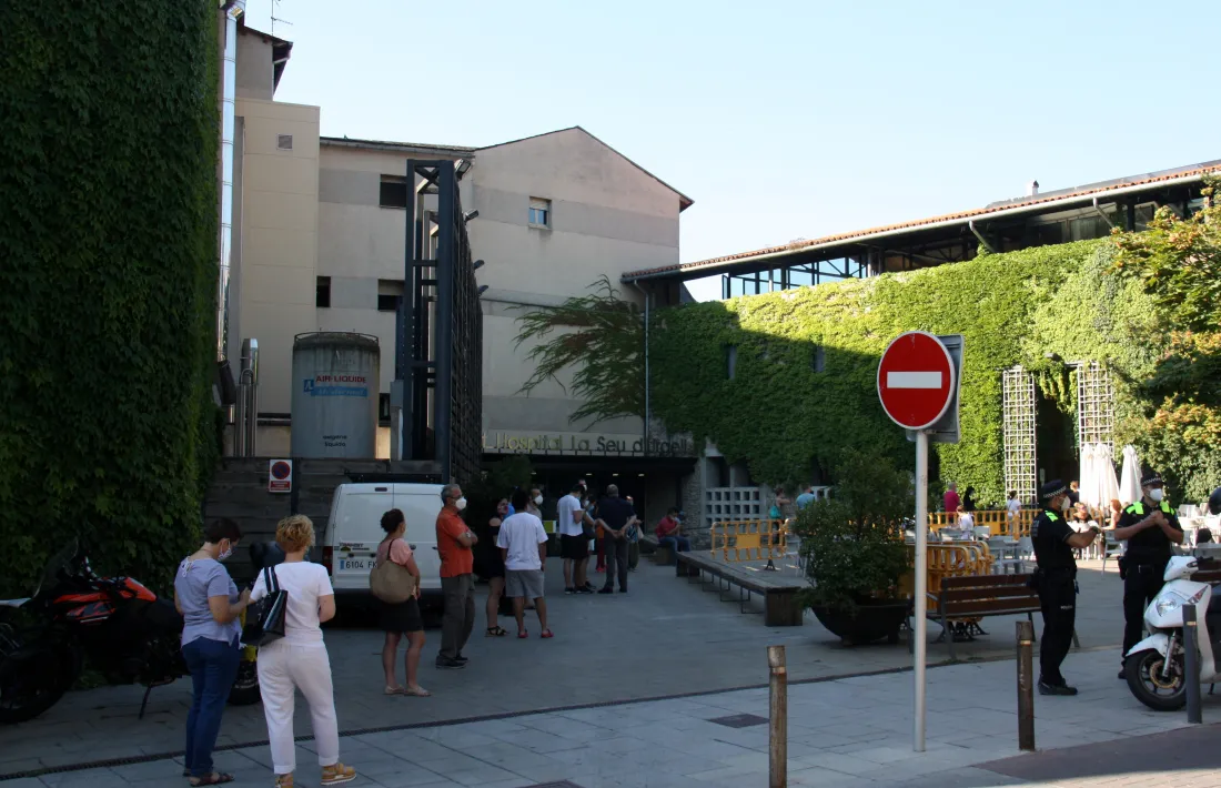 Exterior de l'hospital durant una de les jornades dels tests massius a la Seu. 