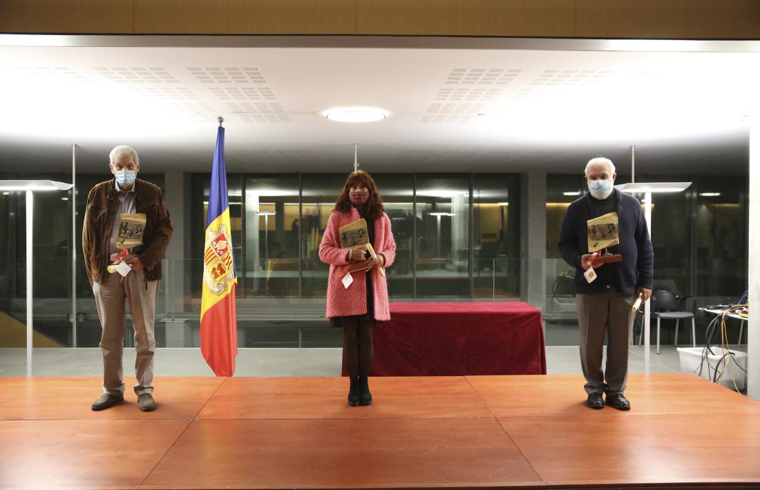 Foto de família amb els tres guanyadors dels premis Àgora: Antoni Ubach, Eva Julián i Josep Dallerès.