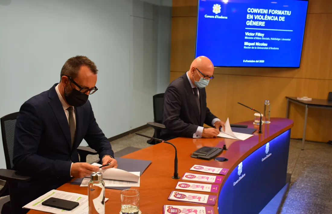 Víctor Filloy i Miquel Nicolau durant la signatura del conveni.