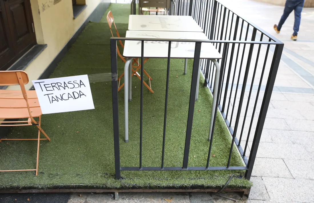Les terrasses totalment recollides van ser una estampa habitual que marcava la poca activitat als bars.