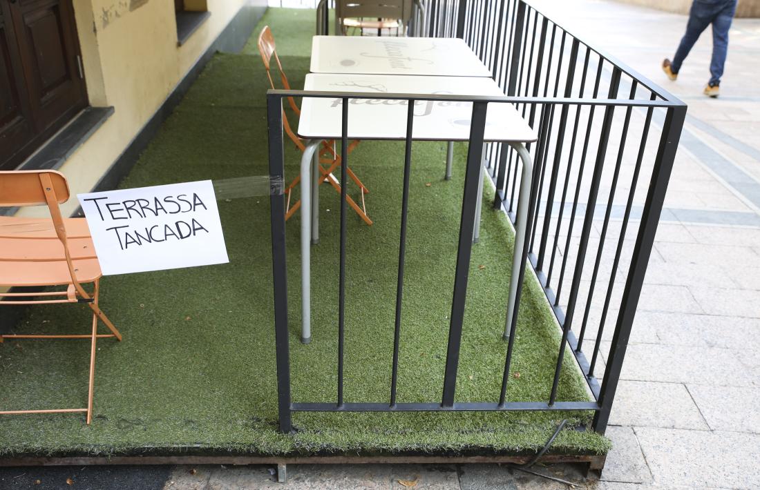 Les terrasses totalment recollides van ser una estampa habitual que marcava la poca activitat als bars.