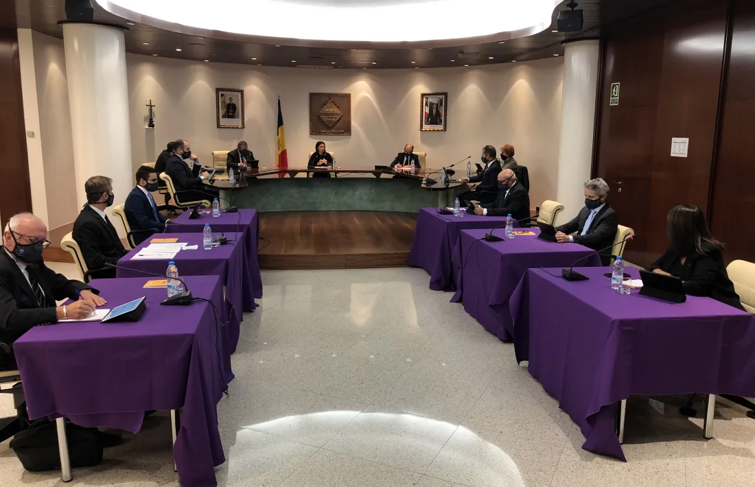 Un moment del consell de comú celebrat aquest dijous amb les distàncies de seguretat.