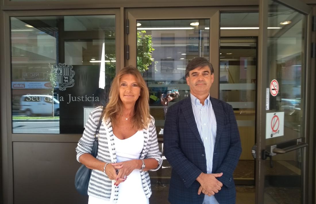 La presidenta de l’Institut de Drets Humans, Elisa Muxella, i el jurista de Drets, Agustí Carles, a la Seu de la Justícia.