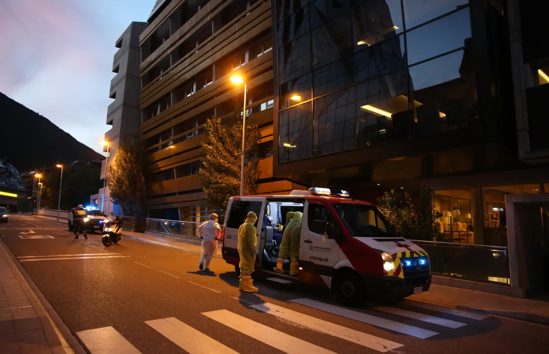 Evacuació de padrins de Salita en direcció a l'àrea d'hsopitalització geriàtrica del Cedre, ahir al vespre.