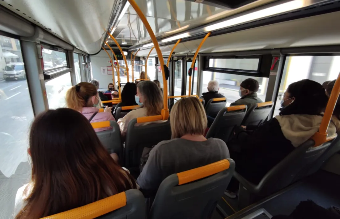 Interior d'un vehicle sense aparents problemes d'aglomeracions, però amb els viatgers a menys d'un metre i mig de distància.