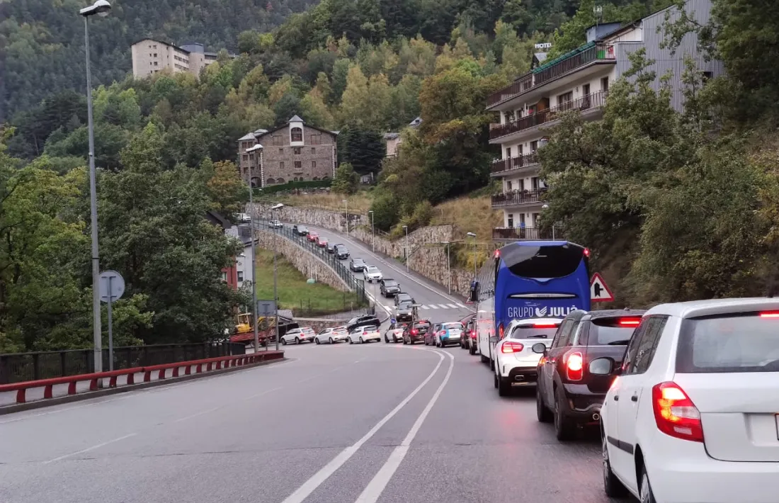 Embús just abans de la rotonda d'Anyós, un matí d'aquesta setmana a l'hora d'entrada dels col·legis.