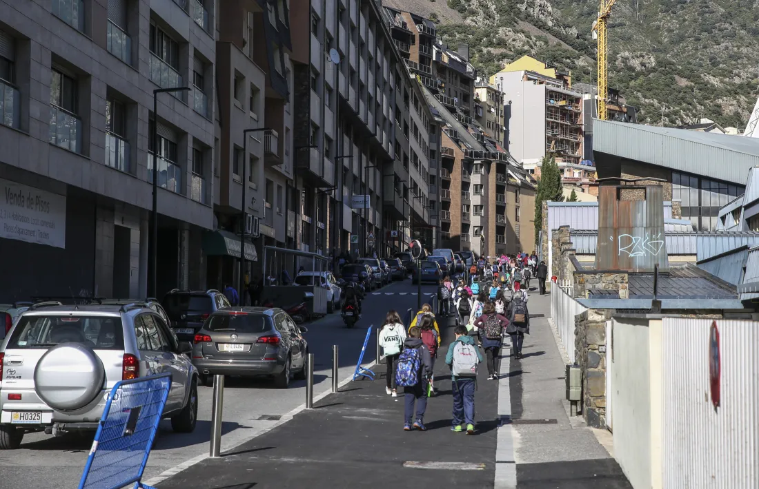 Vista de la nova voravia feta al carrer Prada Motxilla.
