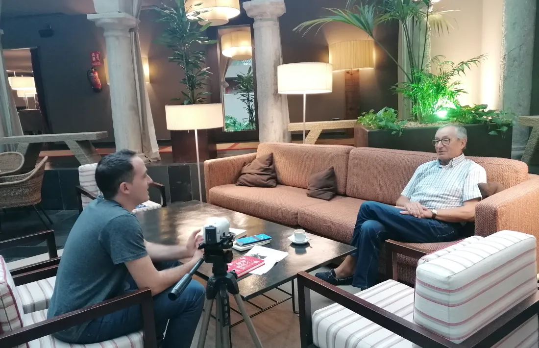 L’autor del documental amb Joan Massa, un dels dos entrevistats de l’etapa andorrana del bisbe Martí.