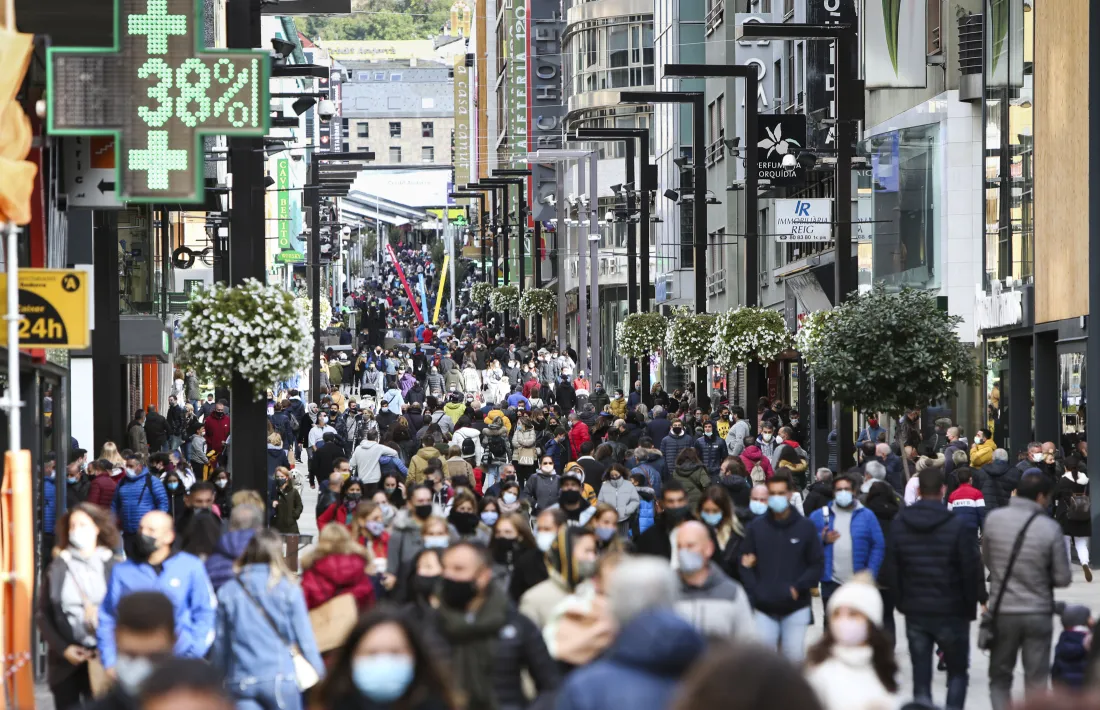 Riuades de gent a l’eix comercial, ahir.