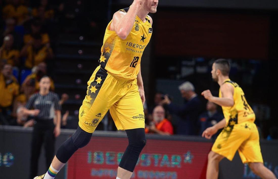 Tomasz Gielo celebra una cistella de tres punts, una de les seves especialitats, amb l’Iberostar Tenerife. Foto: ACB Photo