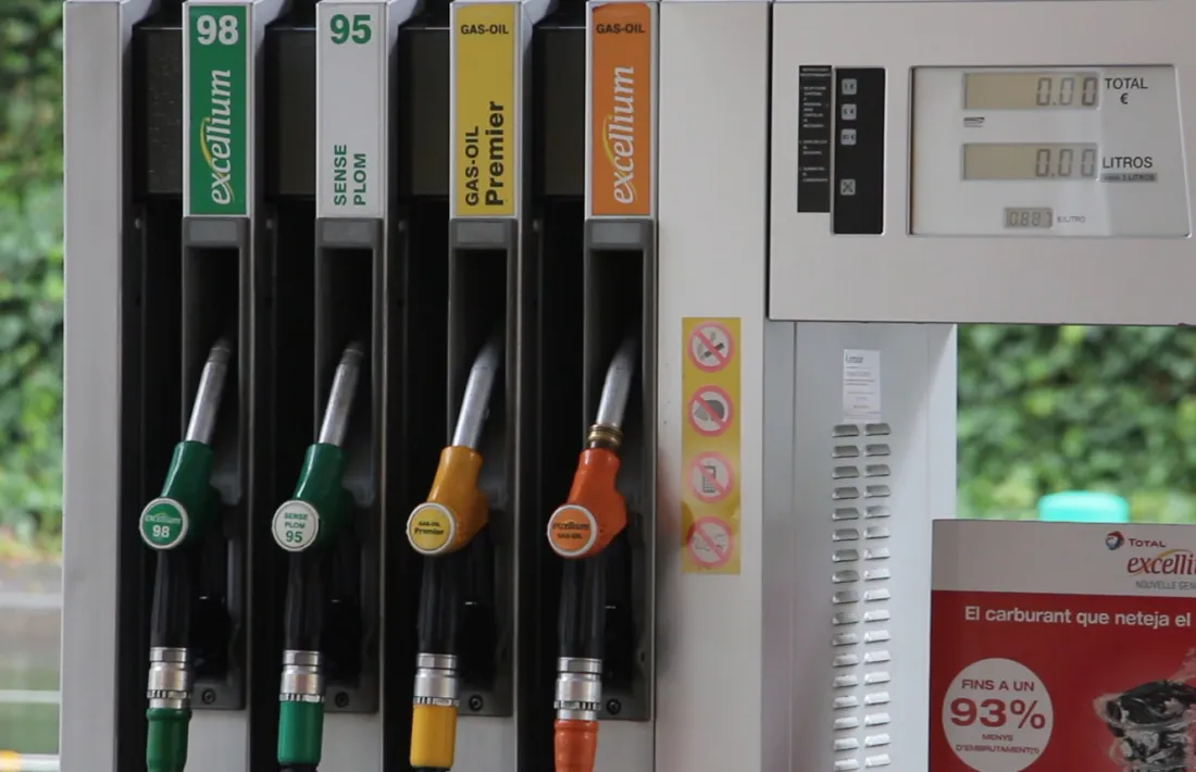 Assortidors de carburant en una estació de servei.