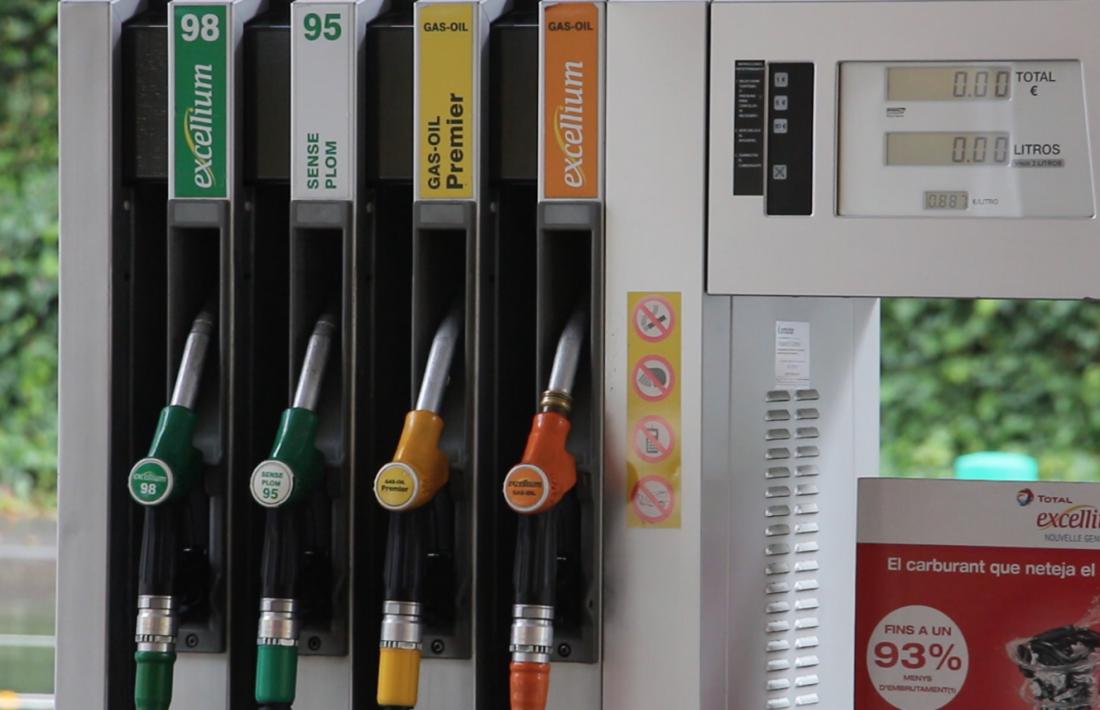 Assortidors de carburant en una estació de servei.