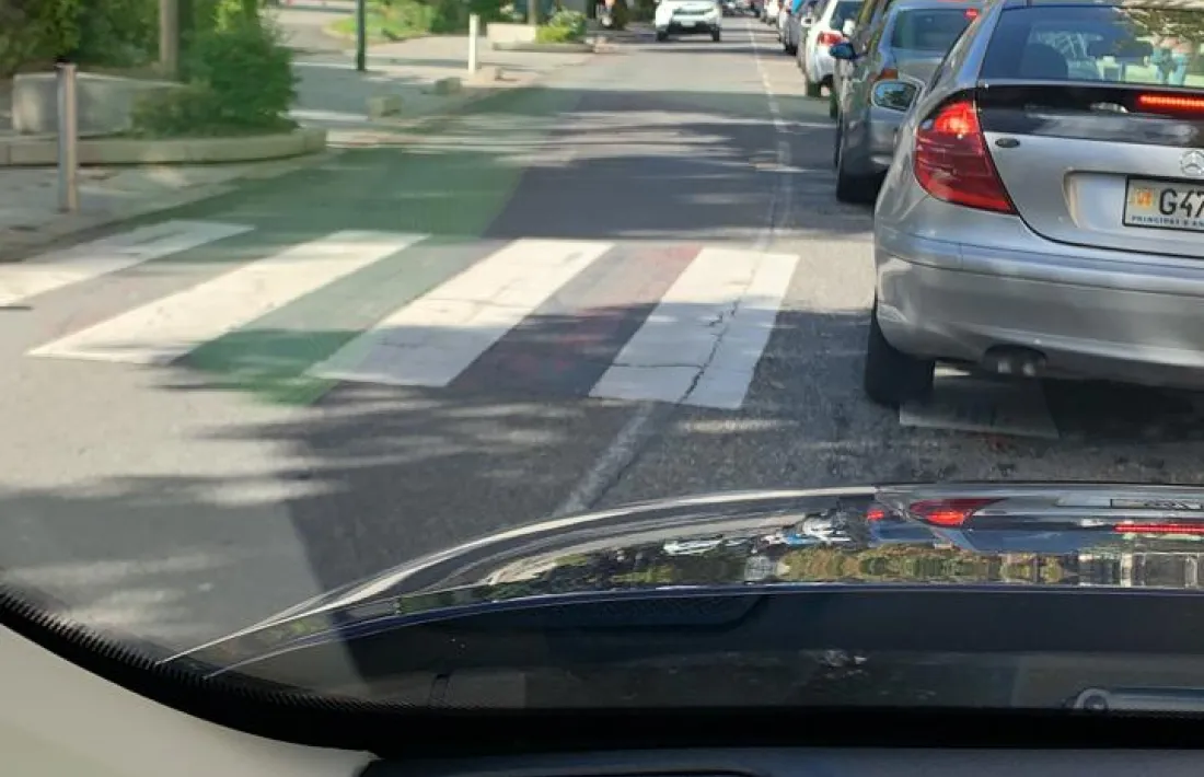 El carrer Prat de la Creu col·lapsat aquest matí.