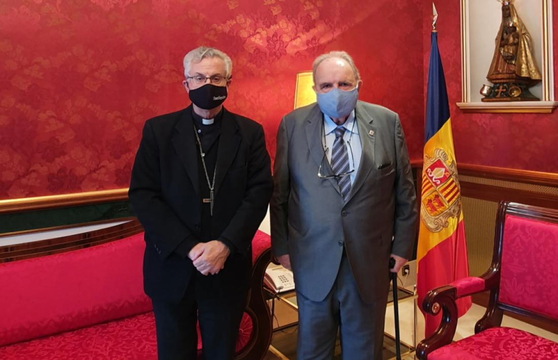 El copríncep episcopal, Joan-Enric Vives, amb el president del TC, Josep Delfí Guàrdia.