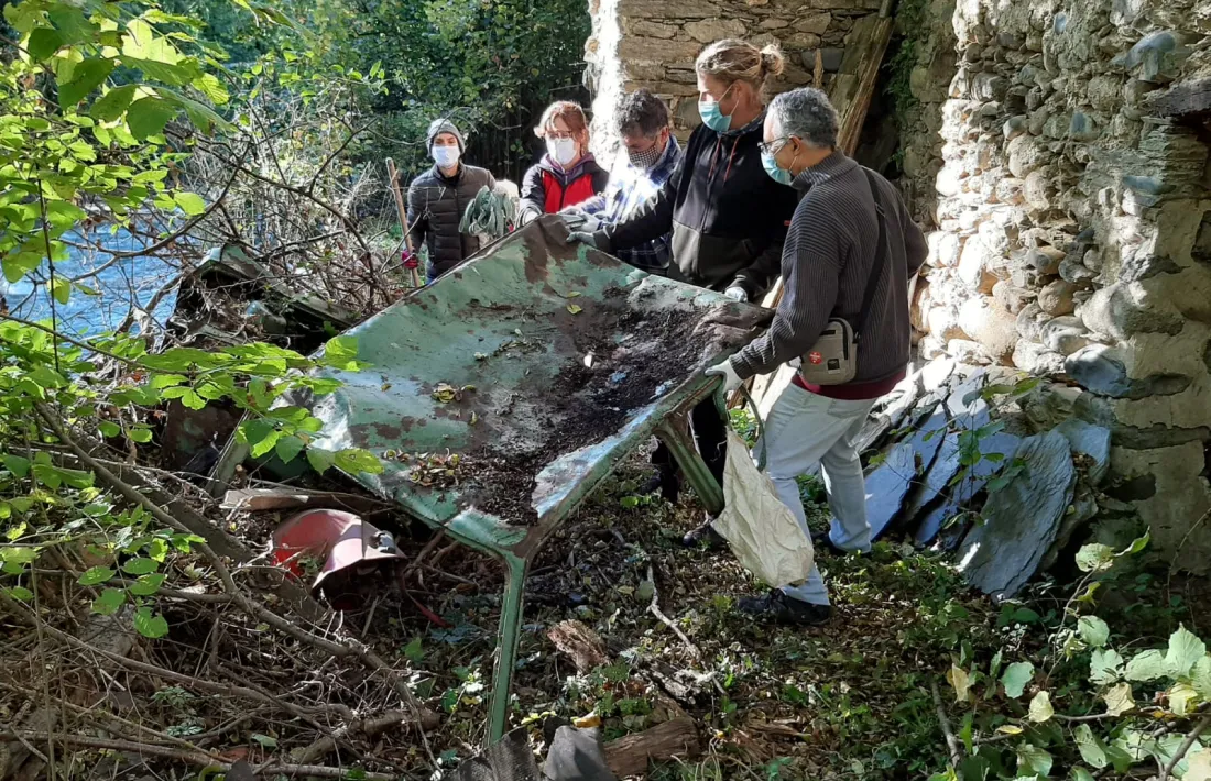 El xassís d’un automòbil, un Seat 127, va ser una de les primeres i més grosses peces ‘capturades’ en aquesta singular batuda. 