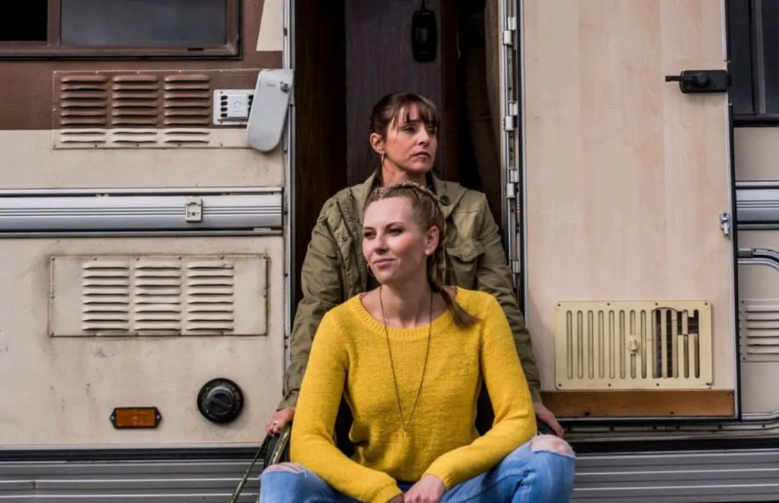  L’actriu Íngrid Rubio (a dalt) i Elisabet Terri, a l’autocaravana ancorada al Coll de la Botella que serveix d’escenari a ‘Llana negra’.