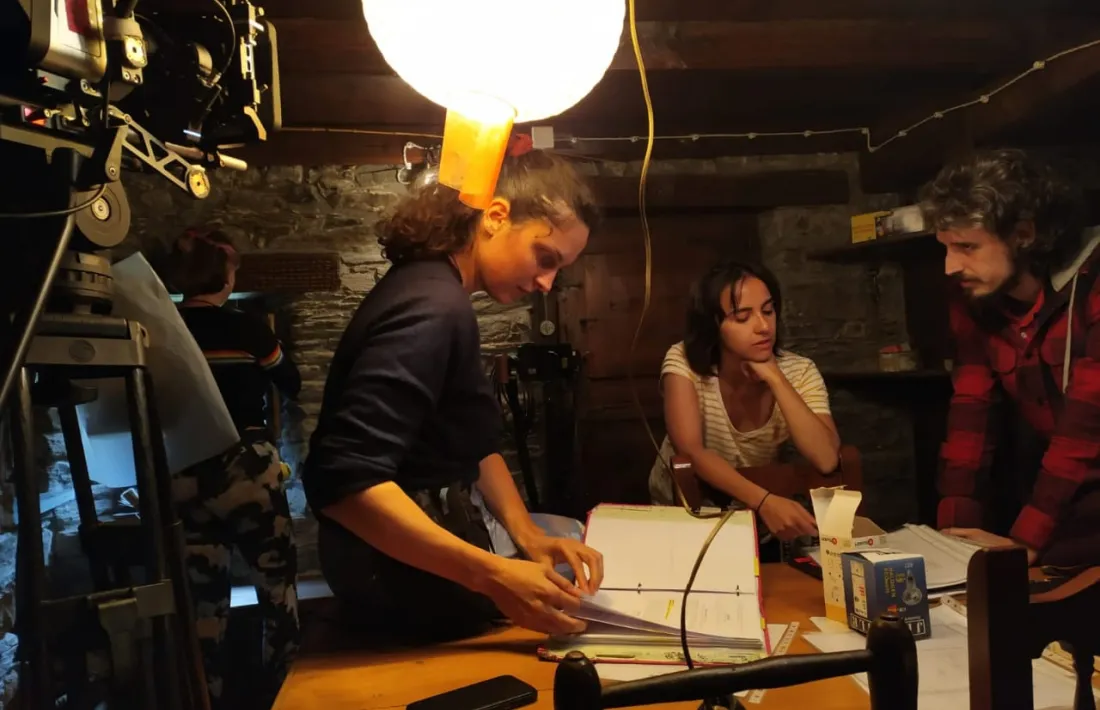 L’escaldenca Elena de Santiago, al centre, i el director de ‘Pròfugs’, al rodatge del llarg.