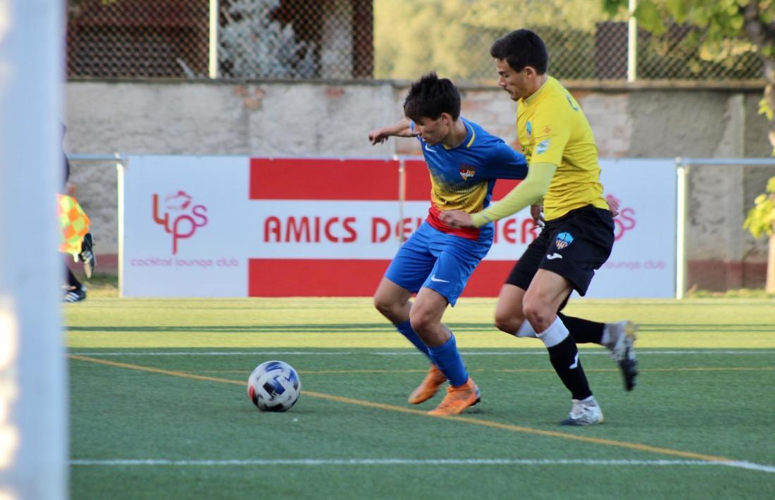 L’extrem de l’FC Andorra, Sergi Serrano, defensat per un jugador del Lleida Esportiu. Foto: Facebook FC Andorra