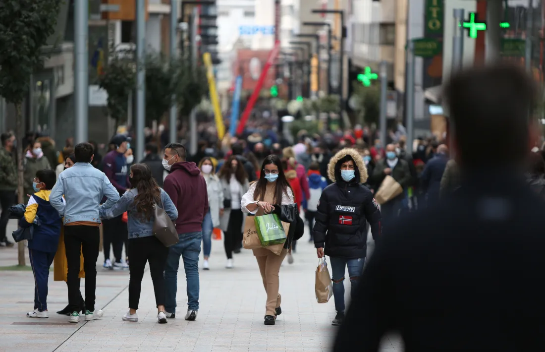 Turistes amb bosses de compres a l’eix central, diumenge passat.