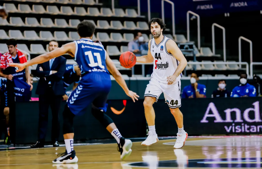Milos Teodosic defensat per Clevin Hannah. Foto: Martín Imatge