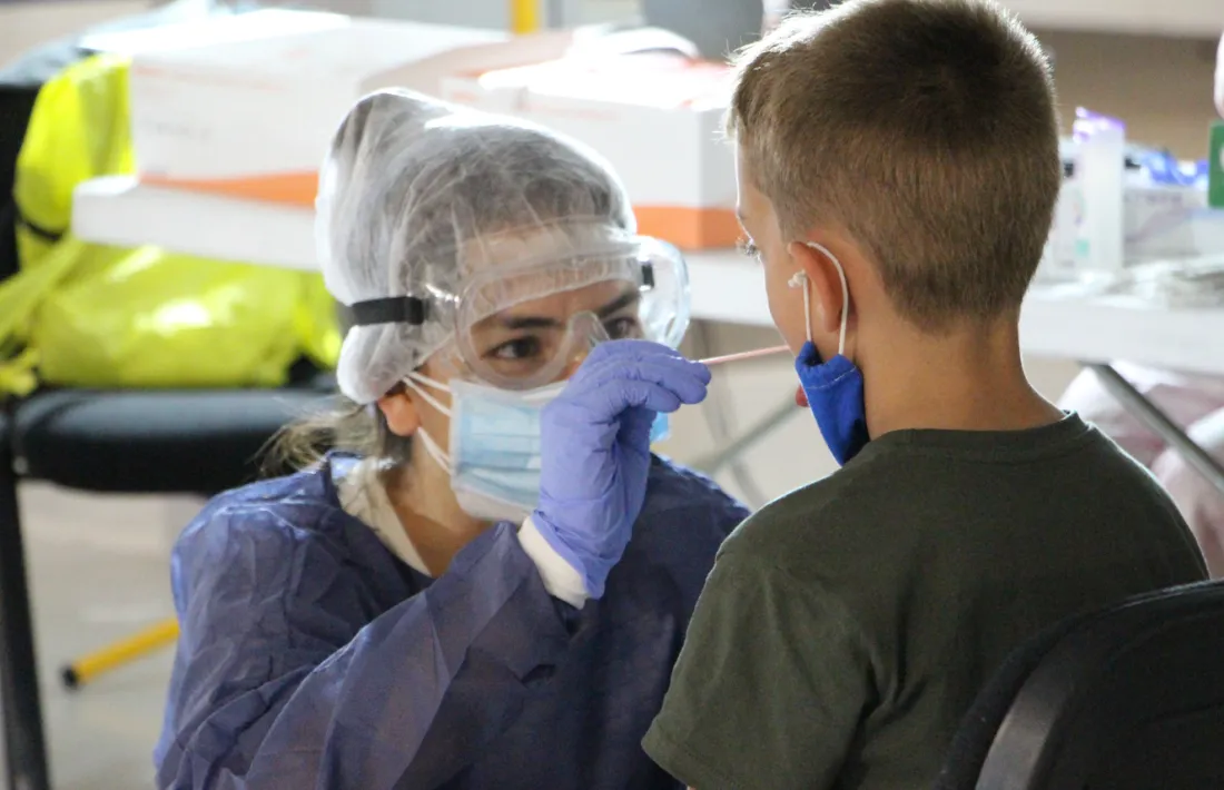 Un infant fent-se el test TMA a l''stop lab' d'Andorra la Vella.