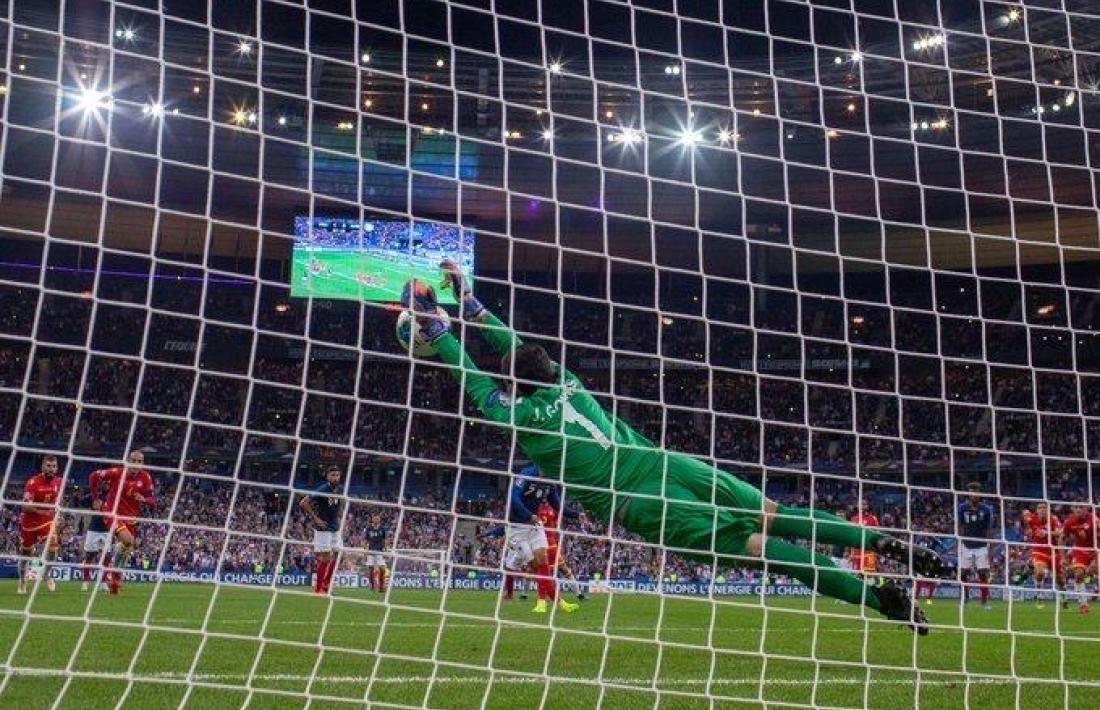 El porter de l’Inter i la selecció absoluta va refusar d’aquesta manera el penal llançat per Griezmann. Foto: UEFA