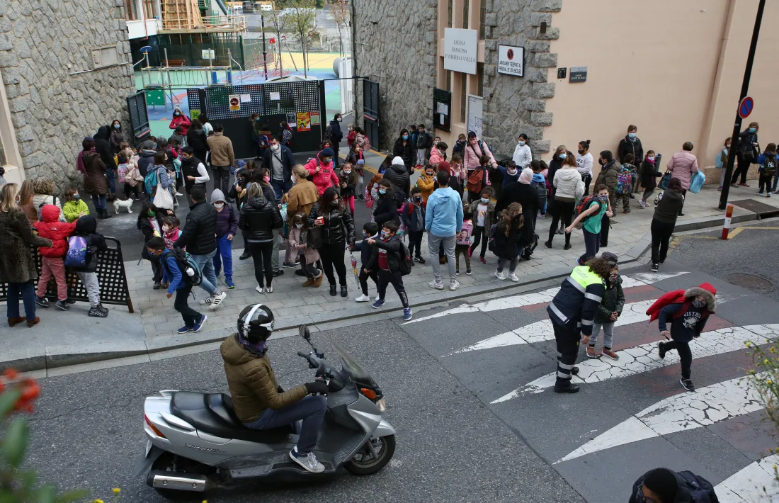 Alumnes sortint de l’escola francesa de Ciutat de Valls ahir a la tarda.