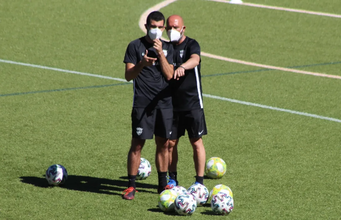 Nacho Castro conversa amb un membre del cos tècnic de l'FC Andorra. Foto: FC Andorra