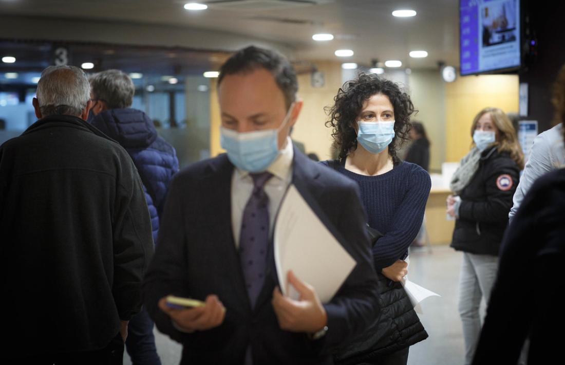 Xavier Espot amb la metgessa Mireia Garcia abans de la compareixença.
