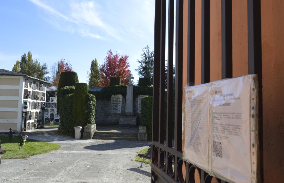 Imatge del requeriment i el llistat que l’Ajuntament de la Seu d’Urgell ha penjat a la reixa d’entrada del cementiri. 