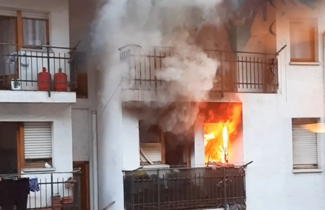 Els bombers van haver d’intervenir per apagar l’iuncendi de la casa Viiuda Llop d’Encamp.