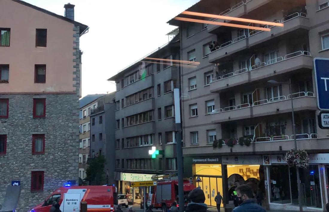 Els bombers van haver d’intervenir per apagar l’iuncendi de la casa Viiuda Llop d’Encamp.