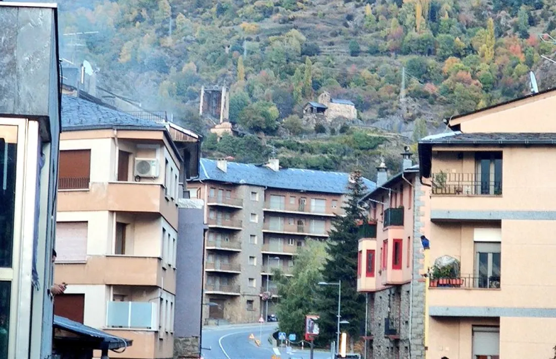 Els bombers van haver d’intervenir per apagar l’iuncendi de la casa Viiuda Llop d’Encamp.