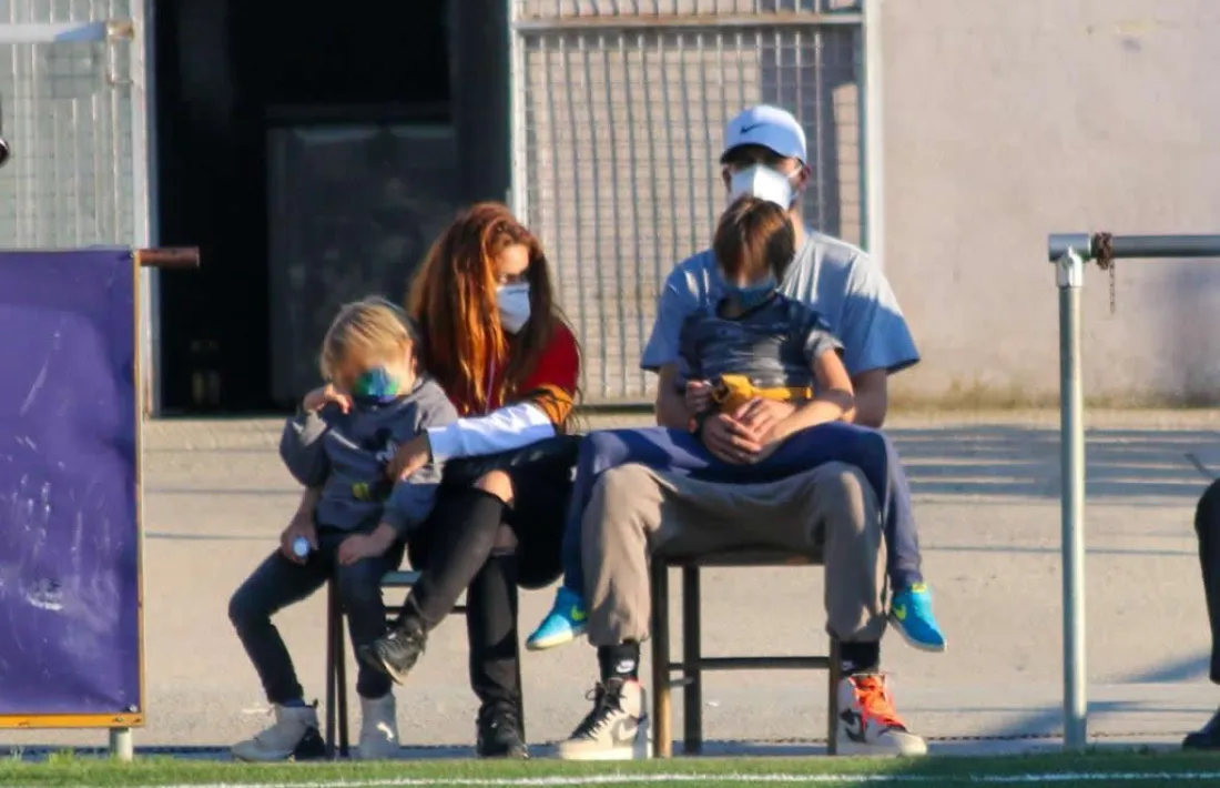 Shakira i Gerard Piqué i els seus dos fills van veure el partit al Municipal de Llagostera. Foto: Jordi Juvanteny / El Poll TV
