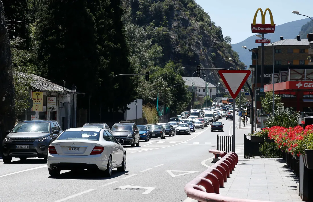 Retencions a l'entrada de Sant Julià de Lòria.