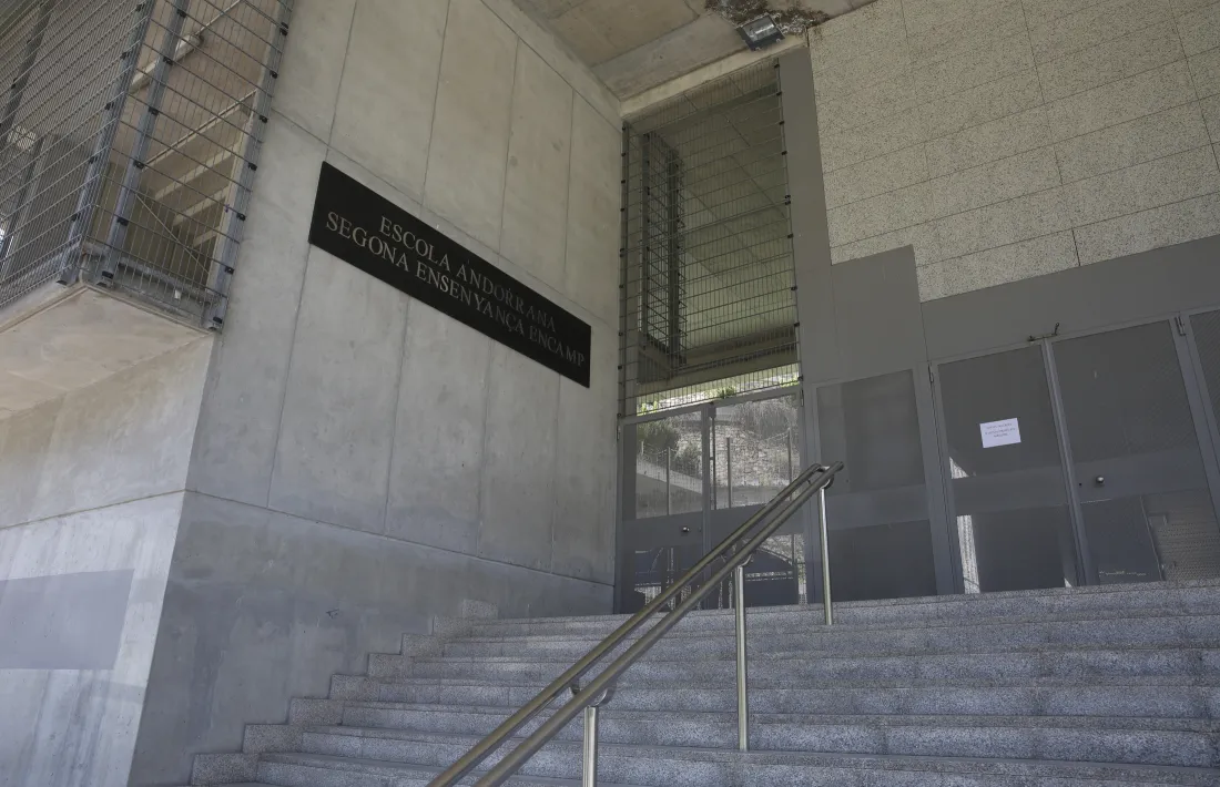Entrada de l'escola de segona ensenyança d'Encamp.