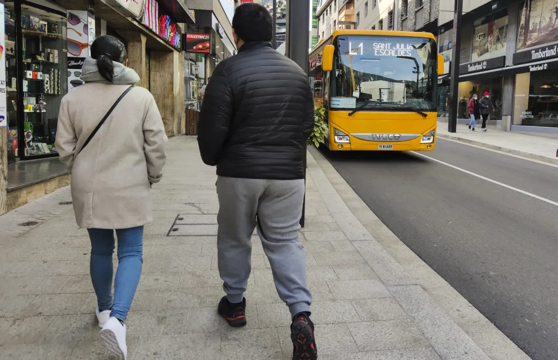 Un autobús de la línia 1 entre Escaldes-Engordany i Sant Julià de Lòria circulant pel centre d’Andorra la Vella.