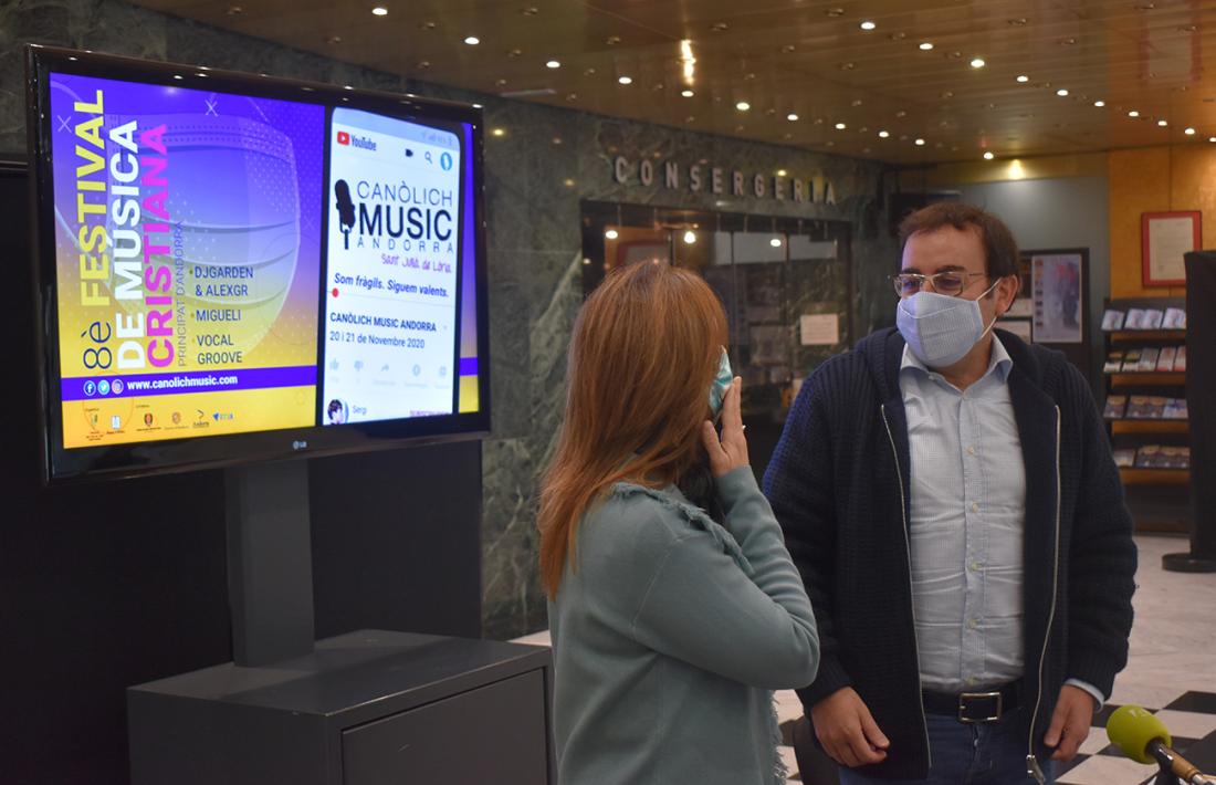 Mireia Codina i mossèn Pepe Chisvert, aquest dimarts en roda de premsa a Sant Julià de Lòria.