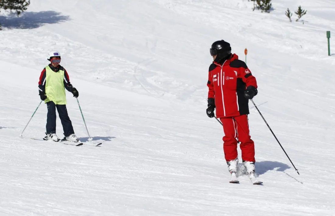 Un monitor treballant a les pistes.