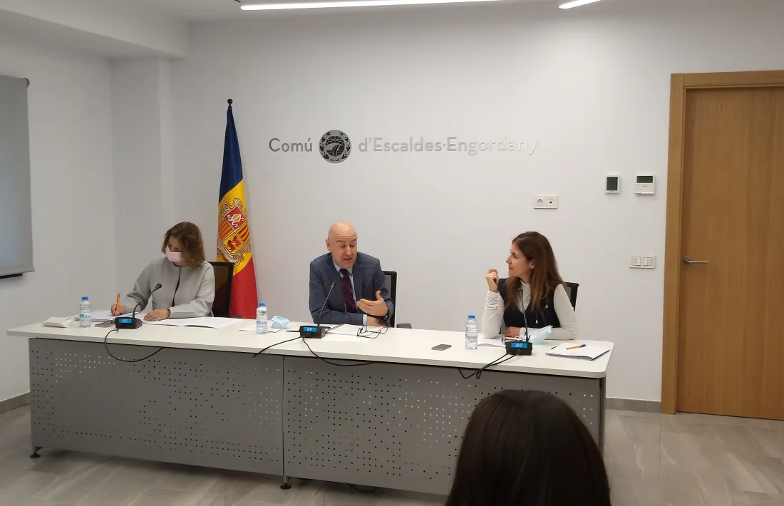 Els cònsols, Rosa Gili i Joaquim Dolsa, i l’assessora de finances del Comú, Bea Pintos.
