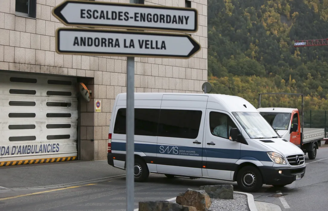 Una de les ambulàncies que ha fet el trasllat dels padrins contagiats des del Cedre cap a l’hospital Nostra Senyora de Meritxell.