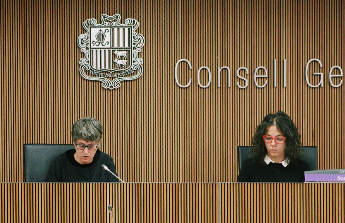 Les parlamentàries Susanna Vela i Judith Salazar van presentar les esmenes del PS al text de transparència i accés a la informació.