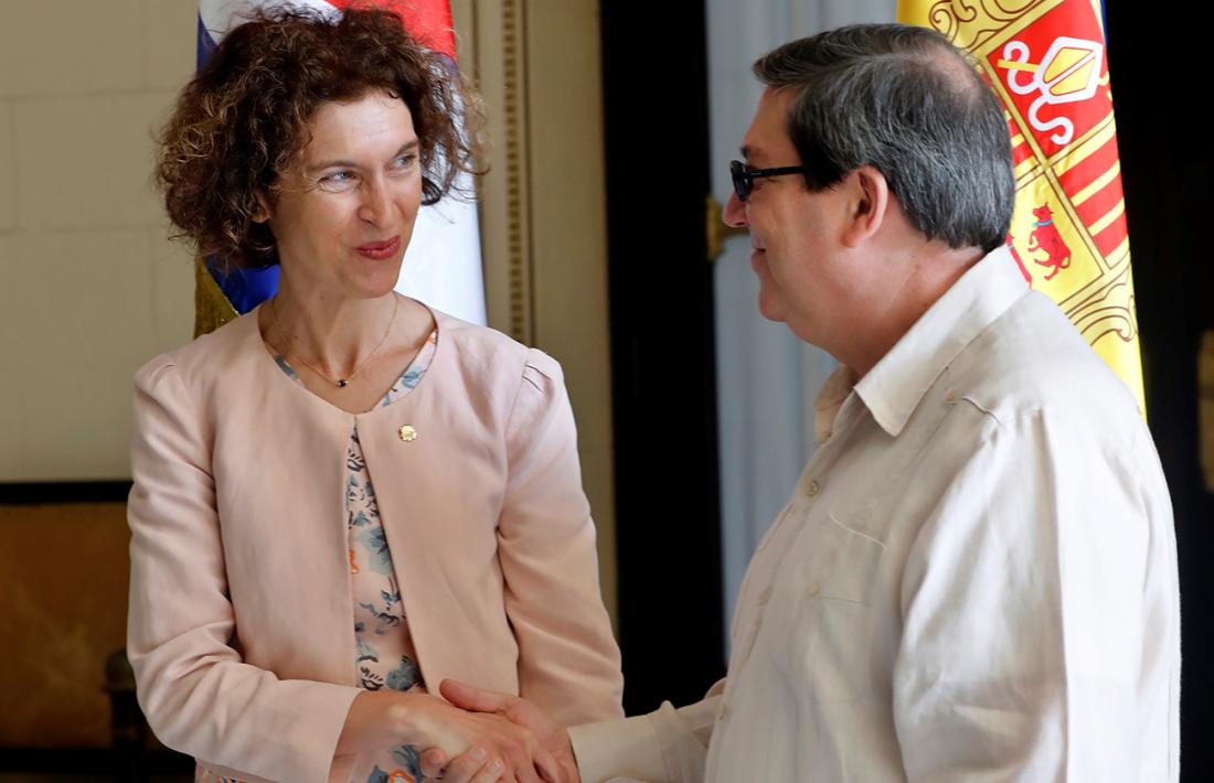 Maria Ubach i el seu homòleg cubà, Bruno Rodríguez, en una trobada a l'Havana el febrer passat.