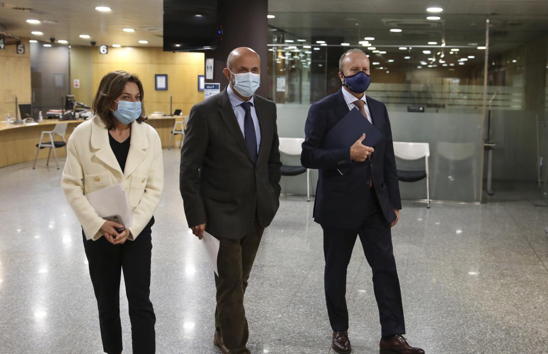 Canals, Martínez Benazet i Rossell abans de la compareixença davant la premsa.