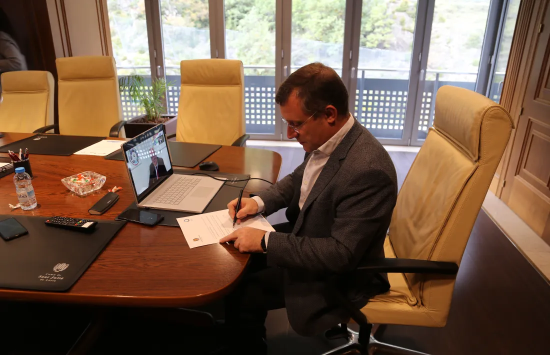 Josep Majoral signa la carta de compromís amb el turisme sostenible.